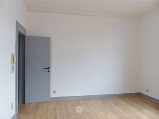 <p><span>GENT - Bommelstraat:  Op zoek naar een praktische studio te huur in Gent? Dan is dit pand misschien iets voor u.</span></p><p><span> </span></p><p><span>De belangrijkste troeven in een notendop:</span></p><ul><li><span>Goed bereikbaar met auto en het openbaar vervoer</span></li></ul><ul><li><span>Geen gemeenschappelijke kosten </span></li><li><span>Klein schalig gebouw </span></li><li><span>Géén aansluiting wasmachine.</span></li></ul><p><span> </span></p><p><span> </span></p><p><span>Zo ziet de indeling eruit:</span></p><p><span>De studio omvat een woon-en slaapruimte, geïnstalleerde keuken (kookplaat, dampkap, spoelbak, koelkast) en badkamer (douche, toilet en lavabo).</span></p><p><span> </span></p><p><span>Geen studenten. Domicilie verplicht. </span></p><p><span>Géén aansluiting wasmachine.</span></p><p><span> </span></p><p><span>Huurprijs: € 520 + € 120 provisie EGW  </span></p><p><span>Beschikbaar vanaf 01/09/2026. </span></p><p><span> </span></p><p><span>Neem contact op met Axel Lenaerts makelaars voor een bezoek via onze website.</span></p>