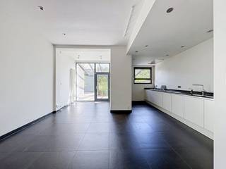 Bent u op zoek naar ruimte, licht en een heerlijke buitenplek? Deze verzorgde woning in Hoboken biedt het allemaal.<br /><br />Indeling:<br /><br />Gelijkvloers:<br />- inkomhal<br />- apart toilet<br />- woonkamer <br />- eetkamer<br />- keuken<br />- tuin<br /><br />Verdieping 1: <br />- Badkamer (bad, douche, badkamermeubel met lavabo en toilet)<br />- bureau<br />- slaapkamer 1 met dressing<br /><br />Verdieping 2:<br />- slaapkamer 2<br />- slaapkamer 3<br />- terras<br />- slaapkamer 4 met dressing<br /><br />Verdieping -1:<br />- kelder<br /><br />Extra troeven:<br />- 4 slaapkamers<br />- tuin<br />- terras<br />- proper onderhouden woning<br />- goede mobiscore: 8,9/10<br /><br />Bent u geïnteresseerd in deze woning te huur in Hoboken?<br />Aarzel dan niet om een bezoekaanvraag in te dienen via onze website via de daar voorziene rode balk.<br /><br />Wenst u uw eigendom ook te koop of te huur te stellen? We helpen u graag verder. Steeds tot uw dienst om u verder te helpen met al uw vragen over vastgoed.
