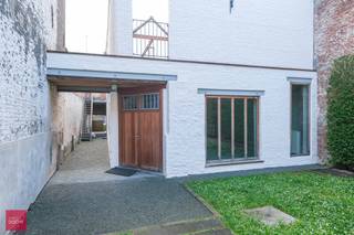 Praktijk of kantoorruimte met kitchenette en sanitair (2x toilet, rolstoeltoegankelijk) en technische ruimte.  Grote vergaderzaal (80m²) en een...