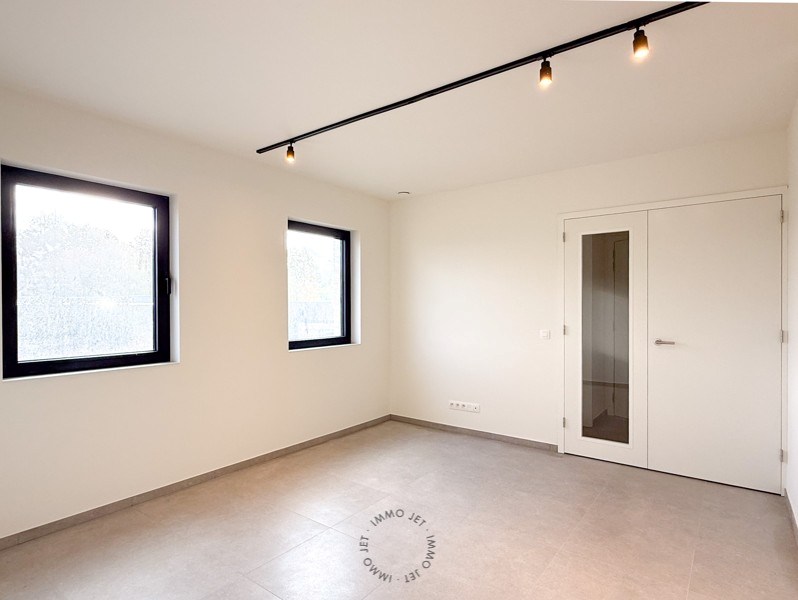 Lichtrijk nieuwbouwappartement met twee slaapkamers, terras en autostaanplaats - foto 4