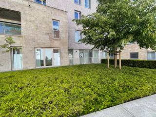 Découvrez ce magnifique appartement récent et lumineux situé dans le charmant Tervuren.
En entrant dans l’appartement, vous accédez à un hall d’entrée avec un vestiaire pratique.
L’appartement dispose également d’un espace de rangement fonctionnel ainsi que d’un spacieux et agréable séjour avec une cuisine ouverte entièrement équipée, offrant un espace de vie convivial baigné de lumière naturelle.
L’appartement comprend deux chambres à coucher de taille confortable. La salle de bains est équipée d’une douche et d’un lavabo. En outre, un WC séparé apporte un confort supplémentaire. Enfin, vous pourrez profiter d’une agréable terrasse, idéale pour se détendre.
Loyer : 1.450 € par mois, charges communes : 160 € par mois. Toutes les consommations sont privatives.
Plus d’informations ? Envoyez un e-mail à claudia@immogve.be ou appelez le 016/56.56.14.