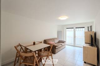 Dit aangename appartement is gelegen in de Noordzeelaan in Westende Bad, op een uitstekende locatie vlak bij de zeedijk en op wandelafstand van het bruisende centrum. Dankzij de centrale ligging geniet u van alle voorzieningen, terwijl u toch tot rust komt in een aangename woonomgeving.<br /><br />Het appartement beschikt over een lichtrijke leefruimte en een ruim zongericht terras, waar u in alle rust kunt genieten van de buitenlucht. De praktische indeling zorgt voor een aangenaam wooncomfort, zowel als vaste woonplaats, tweede verblijf of investering.<br /><br />Bovendien geldt er geen renovatieverplichting, waardoor u zonder bijkomende zorgen onmiddellijk van het appartement kunt genieten.<br /><br />Voor meer informatie of een bezoek kunt u contact opnemen met Inti via inti@immofrancois.be of 0499 74 89 74.<br /><br />