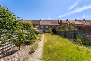 Charmante gezinswoning gelegen in het centrum van Zeebrugge met een leuke tuin en tal van mogelijkheden. De woning beschikt over drie slaapkamers en ook nog een vaste trap naar de zolder waar nog de mogelijkheid bestaat om extra kamers te maken. Het biedt een uitstekende basis voor wie op zoek is naar een renovatieproject met potentieel. Dankzij de centrale ligging bevinden winkels, scholen, openbaar vervoer en de kust zich op korte afstand.
Een ideale opportuniteit voor gezinnen, investeerders of wie een woning volledig naar eigen smaak wil inrichten. Contacteer makelaar Stéphanie 0472 77 86 60 of stephanie@keyimmo.be voor meer info of een bezoek.