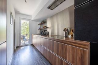 Bent u op zoek naar een instapklaar appartement met 1 slaapkamer en terras? Of bent u op zoek naar een leuke investering voor te verhuren? Dan stellen wij graag dit appartement aan u voor gelegen op de 2de verdieping zonder lift!<br /><br />Indeling: U komt binnen in de inkomhal die doorgang geeft aan de woonkamer met plaats voor een salon, eetplaats en bureel. Centraal vindt u de badkamer (3.5m²) met inloopdouche en enkele lavabo. Achteraan bevindt zich de ruime, vernieuwde keuken (9 m²), volledig uitgerust met een kookplaat, dampkap, koelkast, diepvries, vaatwasser en combi-oven. Vanuit de keuken heeft u rechtstreeks toegang tot het terras. In de hal bevindt zich een apart gastentoilet. Ook de ruime slaapkamer (15 m²) is achteraan gelegen.<br /><br />Ligging:<br />Uiterst centrale ligging met alle nodige verbindingen voor de deur. Op wandelafstand van winkels, horeca, openbaar vervoer, apothekers, bakker, ... Kortom alles binnen handbereik!<br /><br />Pluspunten:<br />- Elektriciteit conform<br />- Modern en instapklaar<br />- Twee privatieve kelderbergingen aanwezig<br />- Ideaal voor verhuur<br />- EPC label B<br /><br />Voor meer informatie of een bezichtiging kan u One vastgoed steeds bereiken op volgend nummer 03 360 85 30.
