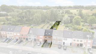 <p>Te koop: degelijk huis in Dendermonde met grote tuin en een vlotte bereikbaarheid langs belangrijke invalswegen.</p>
<p>Deze gesloten bebouwing biedt veel ruimte en mogelijkheden voor wie een huis wil kopen met potentieel. De woning is gelegen aan de stadsrand van Dendermonde, vlak bij scholen, openbaar vervoer, het treinstation en het ziekenhuis. Dankzij de grote tuin van 800 m² geniet u van een aangename buitenruimte met tal van mogelijkheden voor ontspanning of hobby’s. Bovendien beschikt de woning over een gunstig EPC-label B, wat zorgt voor een energiezuinige basis.</p>
<p>Belangrijkste ruimtes:<br />• Ruime woonkamer met 2 kachels en veel natuurlijke lichtinval<br />• Veranda met aansluitend balkom/terras en zicht op de tuin<br />• Polyvalente ruimte geschikt als hobbyruimte, magazijn, studio...<br />• Bureelruimte<br />• Berging met aansluitingen voor wasmachine en droogkast<br />• Badkamer met douche, ligbad, toilet en dubbele wastafel in meubel<br />• 3 slaapkamers<br />• Tuin van 860 m² met tuinhuis (met zonnepanelen)<br />• Staanplaats/oprit aanwezig</p>
<p>Troeven<br />• Degelijk en ruim huis met grote tuin van 860 m²<br />• Uitstekende bereikbaarheid nabij invalswegen, station en openbaar vervoer<br />• Veel mogelijkheden na beperkte opfriswerken<br />* 18 Zonnepanelen</p>