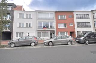 Appartement entièrement rénové situé dans une très petite résidence près du Zegemeer. Disposition : Entrée avec vestiaire. Cuisine ouverte entièrement équipée, espace de vie lumineux. Chambre à part entière ouvrant sur la petite terrasse à l'arrière. La deuxième chambre, plus petite, donne également sur la terrasse à l'arrière. Salle de douche. Sous-sol privé dans la résidence. L'appartement est situé dans une petite résidence composée de trois appartements avec des coûts communs très faibles.