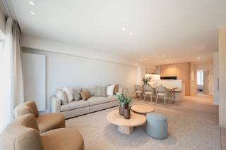 Dit stijlvol gerenoveerd appartement met zeezicht combineert comfort met een praktische indeling. Gelegen in een prachtige en net gerenoveerde residentie op de Zeedijk in het Zoute tussen het Albertplein en de Wandeldijk. <br /><br />Via de inkomhal met gastentoilet en vestiaire kom je in de lichtrijke leefruimte met open keuken en eetgedeelte. De grote ramen zorgen voor een aangename lichtinval en een open gevoel.<br /><br />Er is een aparte berging voorzien met aansluiting voor een wasmachine.<br /><br />De master bedroom beschikt over ingemaakte kasten, een bureau en een eigen badkamer met douche.<br />De tweede slaapkamer is uitgerust met een lavabo en ingebouwde kasten.<br />De derde slaapkamer bevindt zich aan de achterzijde van het appartement, met toegang tot het terras. Deze kamer beschikt eveneens over ingemaakte kasten en een eigen badkamer met douche.<br /><br />Mogelijkheid tot aankoop van een autostaanplaats in de residentie.