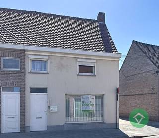 Deze woning is gelegen op een grondoppervlakte van 625 m² in het centrum van Koekelare en bestaat uit: inkomhal - living - keuken - berging - wasplaats - toilet - badkamer - terras - garage - diepe tuin - nachthal - 2 slaapkamers - zolder.