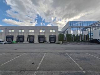 <p>For rent: a versatile complex offering <strong>650 m² of modern office space</strong> and <strong>2,280 m² of warehouses</strong>, with an additional <strong>800 m² mezzanine</strong>. Ideally located at <strong>Parc Industriel 21, 1440 Braine-le-Château</strong>, this property provides a turnkey solution combining <strong>administration, storage, and logistics</strong>.</p>
<p><strong>Key features:</strong></p>
<ul>
<li>
<p><strong>Offices 650 m²</strong>: bright, flexible layout with open space, 8 private offices, air conditioning included.</p>
</li>
<li>
<p><strong>Warehouses 2,280 m²</strong> + <strong>800 m² mezzanine</strong>: suitable for storage, production, or logistics activities.</p>
</li>
<li>
<p><strong>Excellent accessibility</strong>: direct connections to major highways and transport hubs.</p>
</li>
<li>
<p><strong>Professional environment</strong>: located in a thriving industrial park with strong business synergies.</p>
</li>
<li>
<p><strong>Charges</strong>: provision of €1,000 for electricity.</p>
</li>
<li>
<p><strong>Parking</strong>: large onsite parking for staff and visitors.</p>
</li>
</ul>
<p>A strategic location that combines comfort, efficiency, and logistical performance – the perfect base for your company’s growth.</p>