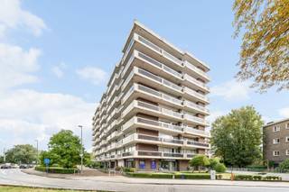 Dit 1-slaapkamer hoekappartement is gelegen op de 5e verdieping en geniet dankzij de hoekligging en de vele schuiframen van een bijzonder aangename lichtinval.<br />Een absolute troef is het ruime terras dat zich over de hoek van het appartement uitstrekt en voorzien is van een elektrische zonneluifel. Ook hier zorgen de grote raampartijen voor een sterke verbinding tussen de leefruimte en het terras.<br />Het appartement is volledig te renoveren en biedt hierdoor tal van mogelijkheden om het volledig naar eigen smaak en wensen in te richten. Dankzij de ruime indeling kan bovendien een nieuwe lay-out worden overwogen, zoals het creëren van een tweede slaapkamer of een slaapkamer met dressing.<br />De ligging is bijzonder gunstig, met een vlotte aansluiting naar de Antwerpse Ring. Tram- en bushaltes bevinden zich op wandelafstand, net als diverse winkels, horecazaken en andere voorzieningen.<br />Bij het appartement hoort een garagebox op het gelijkvloers, die verplicht mee aan te kopen is voor €30.000.<br />Een interessante opportuniteit voor wie op zoek is naar een ruim en lichtrijk hoekappartement met een groot terras en vooral veel potentieel om er een eigentijdse woonst van te maken.<br />Troeven:<br />- Lichtrijk hoekappartement op de 5e verdieping<br />- Ruim terras over de volledige hoek<br />- Elektrische zonneluifel<br />- Authentieke vintage afwerking (instapklaar)<br />- Tal van mogelijkheden tot renovatie en herindeling<br />- Topligging nabij de Antwerpse Ring<br /><br />Neem snel contact op voor meer informatie of een bezoek ter plaatse.<br />📞 +32 489 55 79 90<br />📧 immo@fidimco.be
