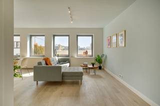 Op een centrale en goed bereikbare ligging in de Kerkstraat te Borgerhout bevindt zich dit volledig gerenoveerde appartement op de derde verdieping. De buurt biedt een uitstekende combinatie van stedelijk wonen en bereikbaarheid, met winkels, openbaar vervoer, scholen en verschillende horecazaken in de onmiddellijke omgeving. Ook het centrum van Antwerpen is vlot bereikbaar.<br /><br />We betreden het appartement rechtstreeks via de aangename leefruimte met open keuken, die als centrale ruimte toegang geeft tot de overige vertrekken. De keuken is uitgerust met alle nodige toestellen, waaronder een vaatwasmachine, koelkast, kookplaat, dampkap en voldoende opbergkasten.<br /><br />De badkamer werd eveneens volledig vernieuwd en beschikt over een moderne inloopdouche en badkamermeubel. Daarnaast is er een apart gastentoilet.<br /><br />Verder beschikt het appartement over een ruime, volwaardige slaapkamer met voldoende plaats voor het voorzien van een grote inbouwkast.<br /><br />Het appartement bevindt zich op de derde verdieping van een kleinschalig gebouw zonder lift, waardoor de gemeenschappelijke kosten bijzonder laag blijven. Alle nutsvoorzieningen zijn individueel.<br /><br />Ook energetisch scoort het appartement uitstekend met een gunstig EPC-label B. Zowel de gevels als het dak werden volledig geïsoleerd volgens de huidige normen. De verwarming gebeurt via een individuele condensatieketel. Alle ramen hebben dubbele beglazing en PVC raamprofielen. De elektrische installatie is conform het AREI<br /><br />Een instapklaar en energiezuinig appartement op een centrale ligging, ideaal voor eigen bewoning of als investering.