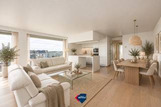 Dit uitzonderlijk ruime hoekappartement, gelegen aan de Northlaan in Oostende, combineert een uitstekende ligging met een prachtig open uitzicht over de Wellington Golf. De open, volledig ingerichte keuken met eiland sluit naadloos aan op een lichtrijke woonkamer en vormt samen een aangename, eigentijdse leefomgeving. Vanuit de leefruimte heeft u rechtstreeks toegang tot een ruim en zonnig terras met een prachtig uitzicht. Het appartement beschikt over twee volwaardige slaapkamers. Eén slaapkamer is voorzien van een dressing en een aansluitende badkamer met douche. De masterbedroom beschikt over een eigen badkamer met ligbad en geeft uit op een tweede ruim terras achteraan. Daarnaast zijn er een praktische berging, een nachthal met ingemaakte kasten en een afzonderlijk toilet. Een absolute troef zijn de twee royale terrassen aan de voor- en achterzijde, samen goed voor maar liefst 42 m². Dit appartement biedt alle ruimte en mogelijkheden om een stijlvolle en comfortabele woonst te creëren op een toplocatie in Oostende. Er is een mogelijkheid om één of twee garages bij aan te kopen. Een unieke opportuniteit voor wie op zoek is naar ruimte, licht, royale buitenruimtes en een uitzonderlijke ligging met zicht op de Wellington Golf.<br />