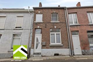 Deze woning is gelegen in een rustige straat in het stadscentrum; supermarkt, winkels en de Grote Markt vind je dadelijk om de hoek!<br /><br />De elektrische installatie werd vernieuwd en is conform, ramen werden vernieuwd in PVC met hoogrendementsglas, centrale verwarming op aardgas en isolatie in de zoldervloer, waardoor er geen renovatieplicht is met een EPC-score 334 of label D.<br /><br />De woning is als volgt ingedeeld: <br />x inkomhal; <br />x voorkamer, in te richten als gezellige tv-kamer, bureel of eetruimte; <br />x woonkamer met doorgang naar de keuken; <br />x functionele keuken; <br />x badkamer met ligbad en toilet; <br />x gewelfde kelder.<br /><br />Via de keuken is er doorgang naar een gezellig koertje.<br /><br />Op de verdieping: <br />x 2 slaapkamers; <br />x vaste trap naar de zolderverdieping, mogelijk in te richten als extra kamer.<br />x de zoldervloer werd geïsoleerd en afgewerkt met OSB-platen.<br /><br />x Momenteel is de woning verhuurd; ook interessante als investering voor verhuur!<br /><br />📞 Interesse? Plan een bezoek door te bellen naar 012 23 00 23 of stel je vragen aan roland@immo-leroi.be.