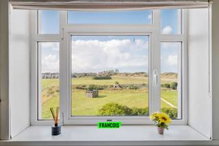 Welkom in residentie Ter Duinen, gelegen op de tweede verdieping en recht tegenover het idyllische Duinenkerkje ⛪🌿. Dit appartement combineert een gezellige sfeer met een prachtige ligging.<br /><br />🛋️ Bij het binnenkomen geniet u van een open woonkamer met geïntegreerde keuken, waar het groene uitzicht meteen voor een oase van rust zorgt 🌳.<br /><br />🚿 Vanuit de hal bereikt u de badkamer met douche en wasmeubel.<br /><br />🛏️ Aansluitend bevindt zich de ruime slaapkamer, perfect voor een goede nachtrust.<br /><br />Het gebouw zelf is goed onderhouden en dankzij de zongerichte oriëntatie geniet u bij het buitenkomen van een echt vakantiegevoel ☀️🏖️. Alles wat u nodig heeft ligt op wandelafstand: gezellige restaurants 🍴, winkels 🛍️ en natuurlijk de Duinen.<br /><br />Een ideale woonst of tweede verblijf voor wie houdt van rust, charme en de kust! 🌊✨