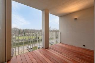 <strong>Nieuwbouw appartement met 2 slaapkamers, </strong>(optioneel)<strong> 1 autostaanplaats en een terras met een open uitzicht.</strong><br /><br /><strong>Indeling:</strong><br />Men komt meteen binnen in de ruime leefruimte met moderne leefkeuken en <strong>west-georiënteerd terras</strong>. De <strong>volledig uitgeruste keuken</strong> geniet van een <strong>hoogwaardige afwerking </strong>en toestellen. <br />Centraal, een gastentoilet met handenwasser, alsook de zeer <strong>praktische technische berging</strong> voorzien van een aansluiting voor een wasmachine/droogkast. Tenslotte, de <strong>luxueuze badkamer</strong> met inloopdouche, dubbele wastafel.<br />Achteraan vinden we twee slaapkamers terug, beide voorzien van koelende elementen én met toegang tot het <strong>oost-georiënteerd terras</strong>. <br /><br />Het appartement werd tot in de puntjes afgewerkt met <strong>design</strong><b>verlichting </b>en beschikt over<strong><span> </span>vloerverwarming!</strong><br /><br /><strong>Bijzonderheden:<br /></strong>Energiezuinig appartement met <strong>zonnepanelen</strong>;<br />EPB label <strong>A</strong>;<br />Lift;<br />Fietsenberging met <strong>laadpunten</strong>;<br />Afgesloten <strong>autostaanplaats</strong> (optioneel) bij te huren aan 125,- EUR / maand.<br />Maandelijkse kosten: ca. 45,- EUR [Beheer; Verbruik / Onderhoud van de algemene delen (incl. lift)].<br /><br /><strong>Ligging:<br /></strong><span>Ideaal gelegen met </span><strong>alle faciliteiten om de hoek!</strong><span> Op een boogscheut verwijderd van g</span><span>rote invalswegen en op wandelafstand van talrijke winkels, scholen, parken, Middelheim ziekenhuis, openbaar vervoer en sportaangelegenheden.</span>