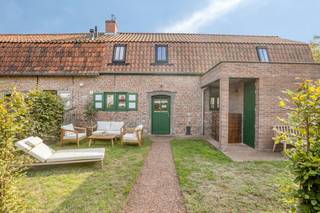 Genesteld als een goed bewaard geheim in het idyllische centrum van Hansbeke, ademt deze halfopen begijnhofwoning een haast poëtische rust. U ontwaakt hier in een nostalgisch schilderij, maar geniet tegelijkertijd van een uiterst discrete en vlotte verbinding naar het treinstation en de E40, te midden van heerlijke fiets- en wandelroutes. Dit is resideren op een magische plek waar verleden en toekomst, absolute privacy en warme verbondenheid elkaar innig omarmen.<br /><br />Daterend uit 1769 en gerenoveerd in 2021 met een bewoonbare oppervlakte van 142 m², maakt deze parel deel uit van een intieme gemeenschap van zes unieke woningen. Het pand onderging een compromisloze totaalrenovatie. De historische ziel werd met het grootste respect gekoesterd, terwijl het interieur werd getransformeerd tot een toonbeeld van hedendaagse luxe en verfijning.<br /><br />Eenmaal binnen omarmt de magie van deze instapklare cocon u direct. De sfeervolle leefruimte nodigt uit tot intieme winteravonden bij het knisperende vuur van de haard. De leefruimte is ook zodanig praktisch ingedeeld dat er ook een bureau/hobbyruimte voorzien kan worden. De zachte eetruimte vloeit feilloos over in een geïnstalleerde keuken. Verder ontdekt u op het gelijkvloers een elegant gastentoilet, een praktische berging en een authentieke, koele kelder—de perfecte schatkamer voor uw exclusieve wijnen.<br /><br />Via de sierlijke bovenhal bereikt u twee feeërieke slaapkamers die fungeren als een absolute oase van sereniteit. De hoogwaardig afgewerkte badkamer ademt de sfeer van een private wellness en is luxueus uitgerust met een inloopdouche en toilet. <br /><br />Buiten geniet u in alle stilte van een charmante, private tuin met ruime berging. Vanaf uw eigen stukje groen heeft u directe toegang tot de slingerende, gemeenschappelijke wandelpaadjes van het begijnhof. Een dromerige plek om te ontsnappen aan de alledaagse drukte, met de mogelijkheid om een hartelijke band op te bouwen met uw buren.<br /><br />Exclusieve Extra's:<br />Dit instapklare droomhuis is per direct beschikbaar voor wie de sleutel tot dit mysterie wil omdraaien. Dankzij de grondige renovatie geniet u hier van hedendaags en energiezuinig comfort in een historisch jasje (KI: 382 EUR).<br /><br />De eigendom wordt aangeboden via de Pre-sale formule. Op 09/10/2026 tussen 16:00 en 18:00 kan u het huis op afspraak komen bezichtigen en een bod uitbrengen. De vermelde prijs is een instelprijs. Voor meer info, gelieve contact op te nemen met de dossierverantwoordelijke.<br /><br />Bestuursmaatregelen in het maatregelenregister: nee