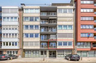Aan de standsrand van Tongeren bevindt zich dit volledig vernieuwde appartement, afgewerkt met kwalitatieve materialen en een eigentijdse uitstraling. Dankzij de totaalrenovatie geniet u van hedendaags wooncomfort zonder verdere investeringen.<br /><br />Bij de renovatie werden zowel de elektriciteit als het sanitair volledig vernieuwd, met inbegrip van de leidingen. Aan de achterzijde werden recent nieuwe ramen geplaatst, wat bijdraagt aan een optimaal comfort en een goede energieprestatie.<br /><br />De lichtrijke leef- en eetruimte sluiten naadloos aan op de moderne keuken, uitgerust met kwalitatieve Miele-toestellen en een werkblad uit keramiek. Aansluitend bevindt zich een gezellig terras. Doorheen het hele appartement werd gekozen voor stijlvolle keramische tegels met natuursteenlook en onderhoudsvriendelijke parkettegels. Zwarte designschakelaars en een elegante glazen tussendeur met zwart aluminium frame zorgen voor een hedendaagse en luxueuze uitstraling.<br /><br />De inkomhal werd voorzien van ingewerkte spots. Verder beschikt het appartement over een praktische berging met uitgietbak, een apart gastentoilet en drie slaapkamers, waarvan één perfect kan dienen als dressing, bureau of kinderkamer.<br />De moderne badkamer is uitgerust met een ruime inloopdouche, een zwarte design handdoekradiator en een op maat gemaakte badkamerkast met composiet werkblad.<br /><br />Een instapklaar appartement waar kwaliteit, comfort en een stijlvolle afwerking perfect samenkomen. Ideaal voor wie op zoek is naar zorgeloos wonen in Tongeren.<br /><br />Plan vandaag nog uw bezoek via immo@confideo.be of op het nummer 012 23 23 11.<br /><br />