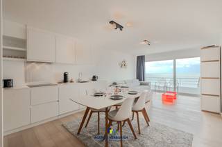Ontdek dit prachtig en kwalitatief gerenoveerde appartement op de tiende verdieping van een uitstekend onderhouden residentie. Het appartement...