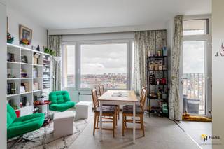 <p><span>Het pand bevindt zich in </span><span>’</span><span>t Groen Kwartier, een hippe en duurzame wijk op een steenworp van De Koninck Brouwerij met het unieke PAKT als middelpunt. Dankzij de nabijheid van talrijke bus- en tramverbindingen, Berchem-Station op wandelafstand en meerdere velo-stations in de buurt, geniet je van een uitstekende mobiliteit. Ook met de wagen bereik je de Binnensingel en de snelweg in een mum van tijd. </span></p><p><span>De studio bevindt zich op de negende verdieping van een goed onderhouden gebouw met tien verdiepingen, waarvan zowel het dak als de voorgevel geïsoleerd werden. De vaste kosten bedragen € 156/maand en omvatten onder andere water, verwarming (op stookolie met tussenmeters), blokpolis, syndicus, lift en het onderhoud en de elektriciteit van de gemene delen.</span></p><p><span>De studio werd zes jaar geleden volledig gerenoveerd en sindsdien piekfijn onderhouden. Zo is de elektriciteit conform, werden nieuwe aluminiumramen geplaatst en werd de vloer recent, in 2025, nog vernieuwd. Dit alles zorgt voor een comfortabele en instapklare unit.</span></p><p><span>Binnenin werd een aparte inkom gecreëerd aan de hand van een praktische vestiairekast. De lichtrijke leefruimte (31 m²) geniet dankzij de grote raampartij van een prachtig panoramisch zicht over de stad. De open keuken, uitgerust met alle hedendaags comfort, biedt toegang tot het balkon met oostoriëntatie — ideaal om te genieten van de ochtendzon. De badkamer (3 m²) is voorzien van een douchecabine en lavabo, en het toilet is apart.</span></p><p><span>Kortom, deze instapklare en lichtrijke studio combineert comfort, ligging en uitzicht, en vormt de ideale uitvalsbasis voor starters of een interessante investering.</span></p><p><span>Ben je op zoek naar een instapklare studio op een toplocatie met prachtig uitzicht? Mis deze kans niet! Bewoonbare opp. 35 m² – ref.: bruto vloeropp. Voor meer info of een gratis schatting surf naar </span><span><span>www.hansimmo.be</span></span></p><p><span> </span></p>