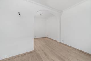 Met plezier presenteren wij deze charmante studio op de derde verdieping van Parijsstraat 3, gelegen op de hoek met de Brusselsestraat en midden in het levendige stadscentrum van Leuven. De hippe Parijsstraat biedt een uitstekende ligging met tal van horecazaken, Delhaize, ambachtelijke winkels zoals slagerij Rondou en viswinkel De Walvis, en de gezellige zaterdagmarkt vlakbij. De studio bevindt zich in een prachtig recent gerenoveerd gebouw met lift en beschikt over 31 m² woonoppervlakte. Binnen combineert de studio een authentieke uitstraling met hedendaags comfort, met een aangename leefruimte met parketvloer en plafondventilatoren met afstandsbediening. De moderne keuken is uitgerust met vier kookvuren, een combimicrogolfoven en een koelkast met vriesvak. Verder beschikt de studio over een authentieke badkamer en extra opbergruimte in de kelder via een afsluitbare kast met sleutel. De studio heeft EPC-label C (232 kWh/m²/jaar). De huurprijs bedraagt €800 per maand, aangevuld met €110 maandelijkse kosten voor onder meer het onderhoud van de lift, het wassen van de ramen en het onderhoud en kuisen van de gemeenschappelijke delen. Alle nutsvoorzieningen dienen afzonderlijk te worden afgesloten. Op ongeveer 150 meter is er bovendien de mogelijkheid om een parkeerplaats bij te huren. Vanaf 1 november beschikbaar, eventueel ook vroeger beschikbaar. Interesse? Contacteer ons via info@homies.be of bel 016 15 37 11.