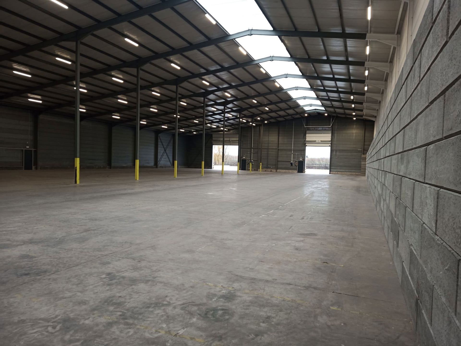 TE HUUR: bedrijfsgebouw van 2.322m² in Tienen - foto 3