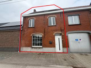 Nabij het centrum van Nazareth vinden we deze gezellige gezinswoning.De woning beschikt over een inkomhal, woonkamer met aanpalend terras en grote...