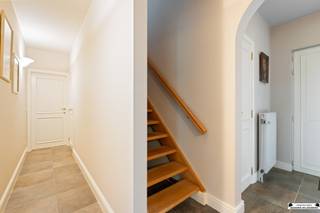 <p><span>Deze ruime villa is gelegen op een centrale locatie en met een perceel oppervlakte van 2.574m². </span></p><p><span> </span></p><h3><span>Inkom en leefruimte</span></h3><p><span>Bij het betreden van de woning komt u in een verzorgde inkomhal met gastentoilet en handenwasser.<br />De lichtrijke leefruimte vormt het hart van de woning, waar grote glaspartijen zorgen voor een aangename lichtinval en een prachtig zicht op de tuin.</span></p><p><span> </span></p><h3><span>Open keuken en praktische ruimtes</span></h3><p><span>Aansluitend bevindt zich de open keuken, volledig uitgerust met kwalitatieve toestellen, waaronder:</span></p><ul><li><span>dubbele spoelbak </span></li><li><span>combi-oven </span></li><li><span>keramische kookplaat van Miele </span></li><li><span>vaatwasser van hetzelfde merk </span></li></ul><p><span>Naast de keuken is er een praktische bergruimte met ingemaakte kasten en extra spoeltafel.</span></p><p><span> </span></p><h3><span>Veranda en verbinding met buiten</span></h3><p><span>Vanuit de leefruimte heeft u directe toegang tot de veranda, waar u het hele jaar door kan genieten van een aangename combinatie van binnen- en buitengevoel.</span></p><p><span> </span></p><h3><span>Garage en parkeergelegenheid</span></h3><p><span>De berging geeft toegang tot de garage met:</span></p><ul><li><span>automatische poort </span></li><li><span>ingemaakte kasten </span></li><li><span>aansluitingen voor wasmachine en droogkast </span></li></ul><p><span>Binnen is er plaats voor één wagen.<br /><br /></span></p><p><span> </span></p><h3><span>Slaapkamer en badkamer op het gelijkvloers</span></h3><p><span>Op het gelijkvloers bevindt zich een extra slaapkamer met ensuite badkamer, uitgerust met:</span></p><ul><li><span>inloopdouche </span></li><li><span>toilet </span></li><li><span>wastafelmeubel </span></li></ul><p><span>Ideaal voor gelijkvloers wonen.</span></p><p><span> </span></p><h3><span>Verdieping met meerdere slaapkamers</span></h3><p><span>Op de eerste verdieping leidt de nachthal met houten vloer naar vier volwaardige slaapkamers.</span></p><ul><li><span>Twee slaapkamers zijn afgewerkt met een novilon vloer </span></li><li><span>Eén van deze kamers biedt toegang tot een tussen- en achterkamer, perfect voor het creëren van een dressing en extra badkamer </span></li><li><span>De overige slaapkamers zijn voorzien van een warme houten vloer </span></li></ul><p><span>De badkamer op deze verdieping beschikt over:</span></p><ul><li><span>douche </span></li><li><span>toilet </span></li><li><span>wastafel </span></li></ul><p><span> </span></p><h3><span>Technische uitrusting</span></h3><p><span>De woning is technisch goed uitgerust met onder meer:</span></p><ul><li><span>alarmsysteem met meldkamer </span></li><li><span>verwarmingsketel van Buderus </span></li><li><span>waterontharder </span></li></ul><p><span>Daarnaast is er een ruime kelder aanwezig, ideaal voor stockage of het inrichten van een wijnkelder.</span></p><p><span> </span></p><h3><span>Tuin en buitenruimte</span></h3><p><span>Het buitengedeelte omvat een ruim terras met zuidoostelijke oriëntatie, waardoor u optimaal geniet van de zon.<br />Zowel de voor- als achtertuin zijn mooi aangelegd, volledig omheind en voorzien van tuinhuizen.</span></p><p><span> </span></p>