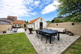 Deze halfopen woning ademt karakter en charme en biedt door de meerdere sfeervolle ruimtes heel wat gezelligheid. Gelegen in het rustige Westkapelle, geniet u hier van de ideale combinatie van landelijke rust en de nabijheid van het centrum.<br /><br /><br /><br /><br /><br />Het pand is gelegen op een uitzonderlijk ruim en zonnig perceel van ca. 2012 m², met weidse zichten en zon van ’s morgens tot ’s avonds. Het eigendom beschikt over een praktische indeling dewelke perfect aansluit bij hedendaags wooncomfort. <br />Achteraan de woning vindt U eerst een gezellige binnenplaats, met toegang tot een uitnodigende hobbyruimte/bar/poolhouse. <br /><br />Naast dit poolhouse bevindt zich een ruime garage met extra bergingsmogelijkheden. <br />Grenzend aan de tuin werd een zonnig terras aangelegd. Verder is er ook een buitendouche aanwezig.<br /><br />Het eigendom combineert een authentiek karakter met hedendaags comfort en biedt dankzij de uitzonderlijke ligging en groot perceel een unieke opportuniteit.<br /><br />Indeling:<br />- Mooi aangelegde voortuin en oprit.<br />- Inkomhal met gastentoilet,<br />- Gezellige leefruimte met zithoek en aansluitende eethoek,<br />- Ruime leefkeuken met kwaliteitsfornuis van SMEG,<br />- Tweede, zeer aangename zithoek met houtkachel,<br />- Handige bergruimte,<br />- Aansluiting naar de buitenruimte met poolhouse en binnenplaats,<br />- Uitzonderlijk ruime tuin met weidse vergezichten, aangelegd terrassen en buitendouche,<br /><br />Eerste verdieping:<br />- Nachthal,<br />- Ruime masterbedroom,<br />- Tweede ruime slaapkamer,<br />- Dressing/derde kamer.<br />- Recent gerenoveerde badkamer met toilet, inloopdouche, wastafel en ligbad,<br /><br />Extra: <br />- mogelijkheid tot aankoop weiland (1648m²) aan de overzijde van de straat.<br />- 19 zonnepanelen aanwezig.<br /><br />Een unieke kans voor wie ruimte, rust en karakter zoekt vlak bij Knokke.<br />Interesse? Neem contact op voor een plaatsbezoek.