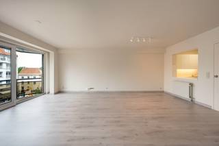 Res. New Look.<br />Op een toplocatie aan de zonnige zijde van de Lippenslaan, op wandelafstand van de zee en het strand, bieden wij dit energiezuinige appartement met terrassen aan de voor- en achterzijde te koop aan. Gelegen op de derde verdieping, bevindt u zich in het bruisende hart van Knokke, met winkels, restaurants en alle dagelijkse voorzieningen op een steenworp afstand.<br /><br /><strong>Indeling:</strong><br />Inkomhal met gastentoilet. Lichtrijke leefruimte met toegang tot het terras aan de voorzijde en heel mooi open zicht over zijstraat van Lippenslaan. Volledig ingerichte keuken, praktische berging, badkamer met inloopdouche, twee volwaardige slaapkamers en een tweede terras aan de achterzijde. Een privatieve kelderberging is inbegrepen.<br /><br />Ref. A702