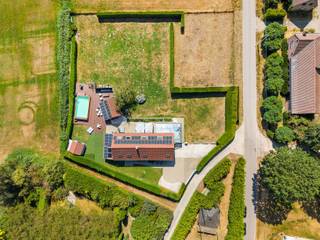 Verscholen tussen uitgestrekte weilanden en weidse vergezichten bevindt zich deze uitzonderlijke langgevelhoeve op een privédomein van 6.920 m². Een zeldzame eigendom waar de sereniteit van het platteland hand in hand gaat met een uitstekende bereikbaarheid. Dankzij de nabijheid van de E19 en A12 bereikt u Antwerpen, Brussel en Mechelen in alle comfort.<br /><br />Met respect voor haar rijke geschiedenis werd deze karaktervolle hoeve volledig gerenoveerd volgens de hoogste standaarden. Authentieke elementen werden zorgvuldig bewaard en gecombineerd met hedendaags wooncomfort, hoogwaardige materialen en moderne technieken. Het resultaat is een tijdloze woning waar karakter en verfijning elkaar moeiteloos versterken.<br /><br />De woning biedt een bewoonbare oppervlakte van 337 m² en is vandaag ingericht met twee royale slaapkamers, dressing en twee afgewerkte badkamers. Wie extra ruimte wenst, kan de woning eenvoudig uitbreiden naar drie of vier slaapkamers, zonder afbreuk te doen aan het doordachte ontwerp.<br /><br />Ook op technisch vlak voldoet dit eigendom volledig aan de hedendaagse verwachtingen, met een EPC-label B, 45 zonnepanelen, een conforme AREI-keuring en een asbestveilig attest. De villa werd ontworpen als een exclusieve privéretraite waar ontspanning centraal staat. Een verwarmd zwembad met elegant bankirai terras vormt samen met de vijver, het charmante badhuis en de exclusieve Michael Phelps Signature Swim Spa een uitzonderlijke wellnessomgeving die uitnodigt om het hele jaar door te genieten. De aangebouwde veranda, afgewerkt met een natuurstenen vloer, vloerverwaming en zonneschermen, baadt in natuurlijk licht en biedt een panoramisch uitzicht over het omliggende landschap. Tot slot is er ook een wijnkelder.<br /><br />Als vastgesteld bouwkundig erfgoed, gelegen in landschappelijk waardevol agrarisch gebied, bezit deze langgevelhoeve een uitzonderlijke zeldzaamheid. Een eigendom voor wie geen compromis wil sluiten tussen authenticiteit, privacy, ruimte en hedendaagse luxe. Een plaats waar geschiedenis zorgvuldig werd bewaard en een exclusieve levensstijl vanzelfsprekend aanvoelt.
