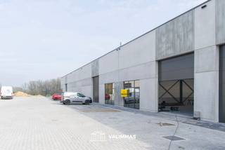 VALIMMAS verhuurt in het bedrijvenpark "ID-PARK BIS" dit nieuwe bedrijfsgebouw met 3 parkeerplaatsen ... Bedrijfsruimte (± 11,85 x 19.58 = 232m²);...