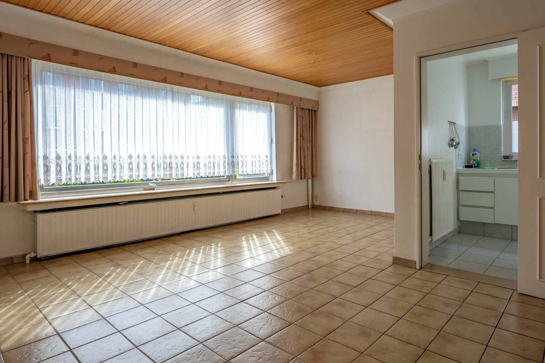 Te renoveren gelijkvloers appartement met 2 slaapkamers en garagebox! - foto 4