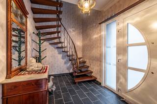 <p><strong>NIEUWE VOORWAARDEN!!!<br />Uitstekende gezinswoning met 3 ruime slaapkamers in centrum Ravels, badkamer en keuken volledig vernieuwd in 2013, buitenschrijnwerk in PVC met rolluiken, ruime tuin met toegang naar achter en een vrijstaande garage en carport op een perceel van ca. 800m² en een EPC met label C.</strong><br /><br />Gelijkvloers:<br />Een ruime inkomhal heet u een warme welkom en geeft u toegang naar de woonkamer enerzijds, en de trap naar de verdieping anderzijds. <br />De L vormige woonkamer is ruim en ingedeeld met een grote zithoek aan de straatkant en de eetkamer kort bij de keuken. Met de inbouwhaard op hout kan u in de tussenseizoenen het gezellig warm stoken, maar in de winter een perfecte bijverwarming.<br />De woonkamer geniet van een heerlijk lichtinval door de grote raampartijen. <br />Aan het terras op de achterzijde is de keuken ingericht. Deze werd volledig gerenoveerd en is voorzien van de nodige toestellen, voldoende werktablet en een gezellige ontbijthoek die op de tuin uitkijkt. Verder bevindt zich langs de keuken nog de practische bijkeuken waar wasmachine, droogkast en opbergruimte voorzien zijn.<br />De badkamer is ruim en werd ook al vernieuwd, deze is ingericht met maatwerk wastafel, douche en toilet.<br />De kelder is toegankelijk langs de keuken en biedt plaats voor extra berging en verwarming.<br /><br />Eerste verdieping:<br />Een ruime overloop met veel daglicht en ingemaakte kasten geeft toegang naar 3 ruime slaapkamers.<br />De master heeft zicht op de achtertuin en vooraan hebben we een grote en kleinere slaapkamer. Er is een apart toilet op de gang. <br /><br />Zolder:<br />De zolderverdieping is toegankelijk middels een vlizotrap.<br />Thans is de zolder ingeicht als berging, maar mits vaste trap zijn hier nog mogelijkheden tot extra woonruimte.<br /><br />Tuin en omgeving:<br />Deze eigendom heeft een heerlijke tuin op het zuid westen die toegankelijk is via een eigen toegang maar ook servitude geeft aan het achterliggend perceel.<br />De private tuin is veilig afgeschermd en geeft toegang tot private garage, parking en carport. Achteraan is het grasveld waar kinderen kunnen ravotten.<br /><br />Bijzonderheden:<br />- Centrumgelegen met eigen achterinrit en plaats<br />- Alle ramen en deuren werden reeds vernieuwd in hoogwaardig PVC<br />- Badkamer en keuken reeds gerenoveerd<br />- Grote droge kelder<br /><br /><br /></p>