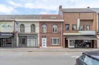<p><strong>Gezellige stadswoning met 3 grote slaapkamers en toffe tuin op 308 m²</strong><br />EPC C I Asbestveilig I Instapklaar<br /><br /><strong>Gunstig gelegen</strong> in het centrum van Geel, vlakbij winkels, scholen, openbaar vervoer en met een vlotte bereikbaarheid naar de Ring en de autosnelweg.<br /><br />Deze <strong>charmante en verzorgde stadswoning </strong>bestaat uit een royale inkomhal met gastentoilet en toegang naar de kelder, een aangename en lichte leefruimte met rolluik vooraan en aansluitende eenvoudige keuken met gasvuur en dampkap. Van hieruit kan je naar de mooie en ruime veranda waar het steeds aangenaam vertoeven is, het grote terras en de tuin. Ook de berging/wasplaats kan je hier terugvinden. <br /><br />Op de <strong>eerste verdieping </strong>treffen we twee ruime slaapkamers waarvan 1 met dressing en 1 met een grote ingemaakte kastenwand. Vanuit beide slaapkamers toegang naar de badkamer. Deze werd ingericht met een bad en douche, wastafel en toilet. Zij komt ook uit in de nachthal zodat zij tevens apart bereikbaar is. <br /><br />Op de tweede verdieping werd nog een grote slaapkamer/hobbykamer voorzien. <br /><br /><strong>Bijzonderheden:</strong><br />-gunstige ligging<br />-toffe zonnige tuin<br />-instapklaar<br />-gerenoveerd<br />-asbestveilig</p>