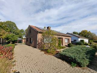 Goed gelegen ruime woning in een rustige woonwijk op 800 m².Men betreedt de woning via de ruime inkomhal. Deze verleent zowel toegang naar de...