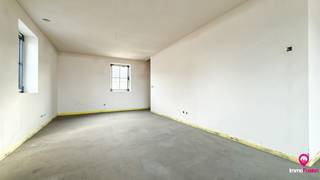 Appartement 1.2 is het rechter-duplex-appartement en heeft op het gelijkvloers ( inpandige garage) + 1ste en 2de verdiep een bewoonbare oppervlakte van 146 m²(!) + 26 m² ( garage+ trap).<br />Ook dit appartement heeft een privatieve inkom : via de voordeur bereikt men de trappenhal met links de inpandige garage om zo naar het woongedeelte te gaan.<br /><br />Het appartement heeft een ruim terras (17m²) waar men geniet van de namiddag en avondzon; heerlijk… <br />Op de eerste verdieping heeft men een ruime berging, gastentoilet en vervolgens een zeer aangename leefruimte met open keuken. Van hieruit loopt men ’s avonds in alle stilte het terras op om te genieten van de voorbije dag.<br />Op de 2de verdieping bevinden er zich 2 slaapkamers en de badkamer.<br /><br />De koper heeft op dit moment nog de volledige eigen keuze naar afwerking (zie lastenboek)!<br /><br />Project “Garenstraat” is een prachtig ontworpen project waar lay-out en leef-comfort hand in hand gaan.<br /><br />Het Project bestaat uit 4 appartement : 2 gelijkvloerse en 2 duplexen.<br /><br />Project Garenstraat is een hoogwaardig afgewerkt en energiezuinig project waar men de nadruk legt op comfort en afweking! Hier wonen betekent anders wonen; een kleinschalige blok waar iedereen geniet van een eigen privatieve inkom en prachtige buitenruimtes! <br /><br />Het Project is gelegen in een rustige straat met enkel bestemmingsverkeer en waar men anderzijds toch vlakbij het centrum van Heusden woont.<br /><br />Deze unieke woonappartementen worden volledig afgewerkt volgens smaak van de klant en zijn beschikbaar tegen februari 2026!<br /><br />Elk van de appartementen heeft voldoende parkeergelegenheid : de gelijkvloerse met een carport en extra parking; de duplexen met een inpandige garage en extra parking.<br /><br />De warme architectuur en het voorzien van de laatste nieuwe technische voorzieningen geven zowel vanbuiten als binnenshuis warmte aan deze gezellige residentie!<br /><br />Pluspunten<br />* zalige ligging = rust en toch overal dichtbij<br />* elk appartement heeft een eigen inkom<br />* voldoende parkeergelegenheid : carport of inpandige garage<br />* quasi energie-neutraal!<br />* verwarming met warmtepomp en koeling!<br />* eigen zonnepanelen<br />* eigen energiebochten<br />* ventilatiesysteem D<br />* aluminium ramen<br />* hoogwaardige afwerking<br />* gelijkvloers : terras + tuin + tuinberging<br />* privacy<br />* vlakbij natuur en bossen<br />* vlakbij de winkelstraat van Heusden-Centrum<br />* goede verbinding naar de autosnelweg<br />* oplevering februari 2026!<br />* zien = kopen!<br /><br /><span>Maatregelen opgenomen in het Maatregelenregister: nee</span><br /><br />Voor een afspraak of meer info, bel ons op 078/78.78.70, of kom gewoon binnen op ons kantoor. Steeds welkom!