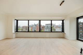 Op een toplocatie in het centrum van Sint-Niklaas bevindt zich dit smaakvol vernieuwde appartement, gelegen op de derde verdieping van een verzorgd residentieel gebouw met lift. Vanuit de leefruimte geniet u van een prachtig open uitzicht op de recent heraangelegde Grote Markt.<br /><br />Het appartement onderging een totaalrenovatie waarbij comfort, kwaliteit en een moderne afwerking centraal stonden. Nieuwe vloeren, een frisse en tijdloze inrichting, een volledig uitgeruste keuken en een hedendaagse badkamer zorgen ervoor dat u hier onmiddellijk kunt intrekken zonder bijkomende werken.<br /><br />Indeling:<br /><br />- Ruime en lichtrijke woonkamer met uniek zicht op de markt<br />- Moderne, volledig ingerichte keuken<br />- Twee volwaardige slaapkamers<br />- Stijlvolle badkamer<br />- Apart gastentoilet<br />- Handige berging<br />- Aangenaam terras<br /><br />Dankzij de doordachte indeling en de kwalitatieve afwerking biedt dit appartement een comfortabel en praktisch woongevoel, ideaal voor wie centraal wil wonen met alle voorzieningen binnen handbereik.<br /><br />Extra troeven:<br />- EPC label B <br />- Elektriciteit conform <br />- Lift aanwezig in het gebouw<br />- Centrale ligging in hartje Sint-Niklaas<br />- Winkels, horeca, openbaar vervoer en recreatie op wandelafstand<br />- Uniek uitzicht over de Grote Markt<br /><br />Een ideale opportuniteit voor eigen bewoning of als investering op een absolute topligging. Graag een bezoek? Contacteer ons via Waasland@deboerenpartners.be of bel naar 03 377.55.00
