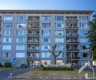 <p><span>Halfopen 3-slaapkamerappartement met garage en twee terrassen</span></p><p><span>Op de eerste verdieping van een verzorgd gebouw bevindt zich dit halfopen appartement, dat dankzij de ligging aan de buitenzijde geniet van een bijzonder aangename lichtinval. Het appartement is bereikbaar met de lift en combineert een praktische indeling met heel wat comfort.</span></p><p><span>De ruime leefruimte baadt in het natuurlijke licht en sluit aan op de keuken. Vanuit de keuken heeft u toegang tot een eerste, knus terras, ideaal voor een rustig ontbijt of een gezellig moment in de buitenlucht. De keuken is volledig uitgerust met onder meer een oven, microgolfoven, dubbele wastafel, gasvuur en vaatwasser. De centrale hal geeft toegang tot de verschillende ruimtes en beschikt over een apart toilet met handenwasser en een praktische berging met aansluiting voor de wasmachine.</span></p><p><span>Het appartement telt drie slaapkamers, waarvan twee ruime kamers en één kleinere kamer die ook perfect kan dienen als bureau, dressing of kinderkamer. De twee ruime slaapkamers geven rechtstreeks toegang tot het tweede terras, wat zorgt voor een extra aangename buitenruimte. De badkamer is uitgerust met een douche en wastafel.</span></p><p><span>Ook technisch beschikt het appartement over verschillende troeven. De verwarmingsketel werd vernieuwd, de elektrische installatie is conform en met een EPC-score C beschikt het appartement over een gunstige energiescore. Er zijn afzonderlijke meters voor water, gas en elektriciteit en het hoofddak van het gebouw werd reeds vernieuwd.</span></p><p><span>Verder beschikt het gebouw over een gemeenschappelijke fietsenberging, ideaal voor het veilig stallen van fietsen. Bij het appartement hoort bovendien een garagebox, deze kan aangekocht worden voor € 28.000. Deze biedt een praktische en veilige oplossing voor het parkeren van uw wagen en extra opslag.</span></p><p><span>Een ruim en lichtrijk appartement met drie slaapkamers, twee terrassen en garage, ideaal voor wie op zoek is naar comfortabel wonen met alle nodige voorzieningen.</span></p><p><span> </span></p><p><span>Plan je graag een bezoek? 03 645 0 645 (Jelle) | info@immomk.be - ook voor een correcte waardebepaling kan u bij ons terecht.</span><span> </span></p>