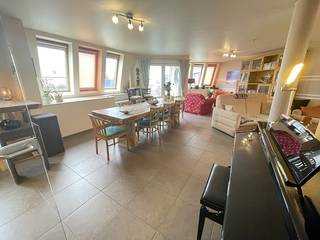 Dit lichtrijke duplex appartement met een bewoonbare oppervlakte van 137 m² bevindt zich in een residentie van 2005 en is ideaal gelegen pal in...