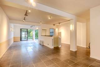 Charmant gelijkvloers handelspand / kantoor van 133m² met kelder en prachtige tuin met aangelegd terras in het centrum van Nijlen.Indeling: vooraan 3...