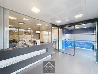 Gelijkvloers (± 200m²): Sas (automatische glazen deur) - inkomhal met receptie/balie en wachtruimte - 3/4 afzonderlijke burelen - vergaderzaal...