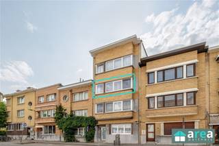 <p><br />Op te frissen 2-slpk- appartement op de tweede verdieping van een kleinschalig residentieel gebouw van 4 units. <br />Het gebouw is gelegen in de gegeerde buurt Morkhoven, een rustige en groene omgeving op wandelafstand van 't Rivierenhof. Omwille van de ligging is er een goede bereikbaarheid met het openbaar vervoer en is er een vlotte verbinding naar het stadscentrum en verschillende invalswegen. <br /><br />Grootste troeven:<br />-Centrale locatie<br />-Dak geïsoleerd<br />-Gunstige EPC<br />-Aparte meters<br />-Incl. kelderberging<br /><br />Huidige indeling:<br />V2 (75m²): living, keuken, berging, 2 slaapkamers waarvan 1 doorloop, badkamer.<br /><br />Voor meer informatie kan u terecht bij Area Partners. INFO@area.be of 03/284.60.60 <br /> </p>