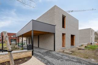 <p>Te koop: moderne open bebouwing in Koersel, gelegen in een rustige residentiële buurt.</p>

<p> </p>

<p>Deze nieuwbouw woning (bouwjaar 2026) combineert eigentijdse architectuur met een praktische indeling. Gelegen in Panisdries, geniet u van een groene omgeving met alle voorzieningen op korte afstand. De woning biedt drie comfortabele slaapkamers, een ruime tuin en een carport. Dankzij de open bebouwing profiteert u van veel lichtinval en een gevoel van ruimte.</p>

<p> </p>

<p>Belangrijkste ruimtes:<br />• Ruime living met aansluitende eetkamer, ideaal voor gezellige momenten.<br />• Moderne keuken met directe toegang tot de tuin.<br />• Drie slaapkamers, perfect voor gezin of gasten.<br />• Badkamer met alle nodige voorzieningen.<br />• Carport voor uw wagen.<br />• Berging en inkomhal voor extra opbergruimte.<br />• Terras met zicht op de tuin.</p>

<p> </p>

<p>Troeven:<br />• Nieuwbouw (2026) met moderne indeling.<br />• Zonnepanelen<br />• Warmtepomp<br />• Oplevering eind 2026</p>

<p> </p>

<p>Neem vandaag nog contact op met uw ERA-makelaar voor een bezoek.</p>

<p> </p>

<p>JOUW DROOMHUIS. ZO GEVONDEN!</p>