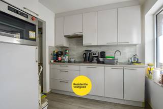 Dit gelijkvloers appartement is gelegen in een rustige fietsstraat in de geliefde buurt Christus-Koning en heeft een bewoonbare oppervlakte van 80 m². Gebouwd in 1970 en volledig vernieuwd in 2020, combineert het moderne afwerkingen met een praktische indeling. De lichtrijke leefruimte is voorzien van een parketvloer en geeft toegang tot de volledig ingerichte keuken. Er zijn 2 ruime slaapkamers en een moderne badkamer met inloopdouche. De garage kan aangekocht worden voor 25.000€. Het appartement is momenteel verhuurd, dus kan ook interessant zijn als investering. EPC: 424 kWh/m² (energielabel E) (Gvg, Wg, Gmo, Gvkr, Gvv) Ref.OU26372<br /><br />Neem voorsprong met een vrijblijvende en gratis schatting van uw eigendom via:<br />http://www.residentievastgoed.be/gratisonlineschatten