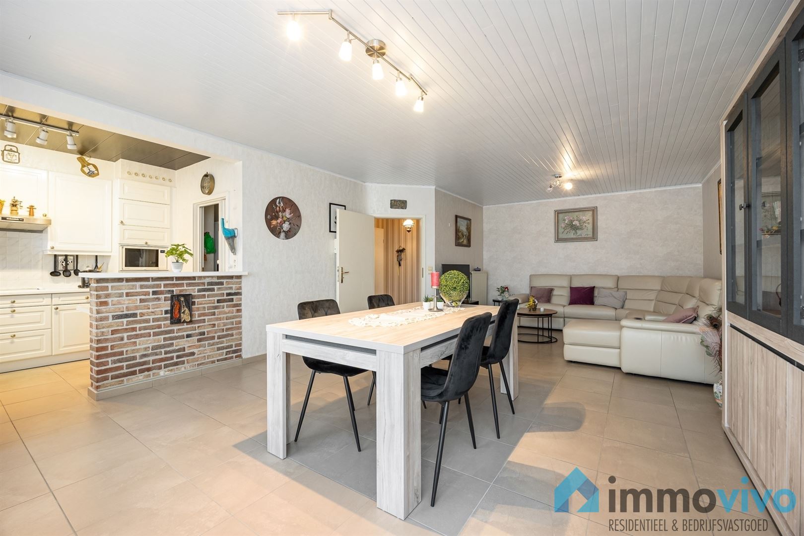 Ruim appartement met 2 slaapkamers en terras. - foto 3