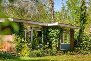 Unieke kans in de begeerde Rodenburgwijk te Marke.<br /><br />Op een royaal perceel van 2.376 m² bevindt zich deze te renoveren bungalowwoning van 354 m² met uitzonderlijk potentieel. Dankzij de zuidgerichte tuin geniet u de hele dag door van optimale lichtinval en een heerlijk open gevoel.<br />De eigendom biedt tal van mogelijkheden: renovatie naar eigen smaak of sloop en heropbouw aan 6% btw voor wie droomt van een gloednieuwe, energiezuinige woning op toplocatie.<br /><br />Rust, ruimte en absolute topligging — een buitenkans voor wie meteen wil investeren in zijn toekomst.<br /><br />Meer info of plan je bezoek via denis@immobeguin.be