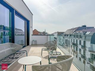 Instapklaar. Bestaande uit een inkomhall, living (parket, vloerverwarming), ingerichte keuken met alle modern toestellen, berging, 2...