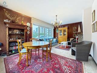 <p><span>Deze stevige, betonnen woning is gelegen in een rustige doodlopende straat, op korte afstand van het centrum van Geraardsbergen. Dankzij de centrale maar stille ligging combineert deze woning wooncomfort met een uitstekende bereikbaarheid. Het dak en de ramen werden volledig vernieuwd in 2012, wat zorgt voor een degelijke en duurzame basis.</span></p><p><span>Via de inkomhal betreedt u de woning. De gezellige leefruimte is uitgerust met een houtkachel en sluit aan op een aparte bureauruimte, ideaal voor thuiswerk of hobbys. Verder beschikt de woning over een keuken met eetplaats, die uitgeeft op de veranda met zicht op de tuin. Daarnaast zijn er op het gelijkvloers een apart toilet en een praktische bergruimte aanwezig. Er is een kelder.</span></p><p><span>Op de eerste verdieping bevinden zich drie volwaardige slaapkamers en een badkamer met lavabo en inloopdouche.</span></p><p><span>Buiten geniet u van een aangename tuin waar het rustig vertoeven is.</span></p><p><span>Troeven:</span></p><ul><li><span>Gelegen in een rustige doodlopende straat</span></li><li><span>Nabij het centrum van Geraardsbergen</span></li><li><span>Kloeke, betonnen constructie</span></li><li><span>Dak en ramen volledig vernieuwd in 2012</span></li><li><span>Gezellige leefruimte met houtkachel</span></li><li><span>Aparte bureauruimte</span></li><li><span>Kelder</span></li><li><span>Aangename tuin</span></li></ul><p><span>Een ideale woning voor wie op zoek is naar een solide gezinswoning in een rustige straat, met alle voorzieningen binnen handbereik.</span></p><p><span>Vanafprijs €295.000. Elk bod vanaf deze prijs wordt ter goedkeuring aan de verkoper voorgelegd. De verkoper behoudt zich het recht voor een bod al dan niet te aanvaarden. </span></p><p><span>Interesse? Contacteer ons voor meer informatie of een bezoek ter plaatse.</span></p>