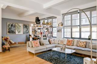 <p><b>BERCHEM-SINT-AGATHA </b>– Vlak bij het Hoogveld en de Ring – Deze prachtige karaktervolle loft van ±190 m² woonoppervlakte, gelegen in de voormalige industriële ijzerfabriek Roussel & Servais uit de jaren 1910, valt op door zijn authenticiteit, zijn uitzonderlijke ruimtes en zijn elegante, eigentijdse renovatie.</p>
<p>Dit unieke pand, een waar getuige van het Brusselse industriële erfgoed, combineert op prachtige wijze de charme van de oorspronkelijke industriële architectuur met zorgvuldig geselecteerde hoogwaardige afwerkingen: zichtbare bakstenen, prachtige metalen structuren, massief eiken parket, schitterende messing schakelaars en alomtegenwoordig licht dankzij de grote atelierachtige raampartijen.</p>
<p>De loft opent zich naar een opmerkelijke privé-trappenhal die leidt naar een spectaculaire, met licht doordrenkte leefruimte van ±90 m², bestaande uit een ruime woonkamer en een weelderige, volledig uitgeruste keuken met kookeiland. Het geheel straalt een warme en uitgesproken architecturale sfeer uit.</p>
<p>Het slaapgedeelte bestaat uit een prachtige hoofdslaapkamer van ±28 m² met eigen doucheruimte, een tweede slaapkamer van ±12,5 m², een elegante badkamer en een wasruimte.</p>
<p>Buiten vormt een prachtig terras op het zuiden een harmonieuze verlenging van de leefruimtes en biedt het een ware oase van rust in een stedelijke omgeving. EPB: D-, 210 kWh/(m²/jaar).</p>
<p>Een zeldzaam en uniek pand, bestemd voor liefhebbers van architectuur, atypische volumes en plaatsen met een rijke geschiedenis.</p>
<p>UNIEK PAND, ZEKER EEN BEZOEK WAARD!</p>
<p><u>Op de 1e verdieping:</u></p>
<ul>
<li>Entreehal</li>
<li>Woonkamer van ± 90 m² - Massief parket</li>
<li>Supervolledig uitgeruste open keuken</li>
<li>Terras van ± 40 m² op het zuiden</li>
<li>Badkamer (bad, wastafel)</li>
<li>Aparte wc</li>
<li>Slaapkamer 1 van ± 28 m² met eigen doucheruimte en inbouwkast - Massief parket</li>
<li>Slaapkamer 2 van ± 12,5 m² - Massief parket</li>
<li>Wasruimte met verwarmingsketel uit 2025</li>
</ul>
<p>Kelder nr. 2</p>
<p>Raming servicekosten: 275 €/maand (gemeenschappelijke kosten)</p>
<p>EPB: D-, 210 kWh/(m²/jaar)</p>