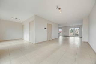 Ontdek dit prachtige duplex appartement, centraal gelegen in het commercieel centrum van Strombeek-Bever. Dit appartement biedt u de perfecte combinatie van modern wooncomfort op een uitstekende locatie, op wandelafstand van openbaar vervoer, scholen, supermarkten en het cultureel centrum van Strombeek-Bever.<br /><br />Indeling van het appartement:<br />Beneden:<br />- Ruime inkomhal met ruimte voor een vestiaire<br />- Aparte WC voorzien van een handwastafel<br />- Ruime open leefruimte <br />- Open bureauruimte<br />- Balkon 3m² vooraan en 2de terras 9m² achteraan met zicht op het binnenplein<br />- Volledig geïnstalleerde keuken <br />- Praktische berging met aansluiting voor wasmachine en droogkast<br /><br />Boven (verdieping):<br />- Nachthal<br />- Badkamer met ligbad, aparte douche en dubbele lavabo<br />- WC<br />- 3 slaapkamers (18, 12 en 11m²)<br />- Overdekt terras (11m²)<br /><br />Er zijn verder 2 ruime kelders (14m²) inbegrepen in de prijs. Er is een gemeenschappelijke en beveiligde fietsenstalling aanwezig.<br /><br />Extra's: <br />Autostaanplaats mogelijk voor + €25.000.<br /><br />Dit ruime duplex appartement in de gewilde Residentie "Ijsfabriek" is de ideale woning voor wie op zoek is naar comfort, ruimte en een centrale ligging.<br /><br />Bestuursmaatregelen in het maatregelenregister: nee
